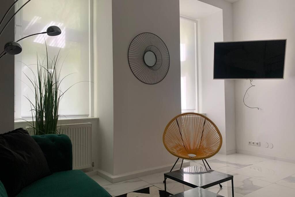 וינה Cool City Center Apt. @ Metro And Shopping Street מראה חיצוני תמונה