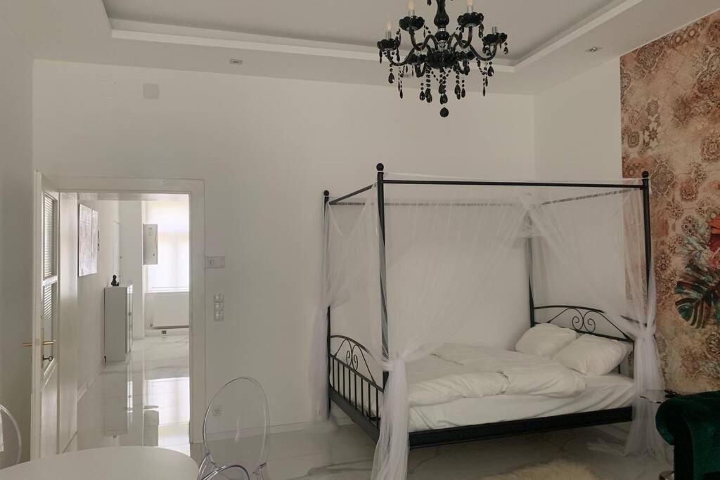 וינה Cool City Center Apt. @ Metro And Shopping Street מראה חיצוני תמונה