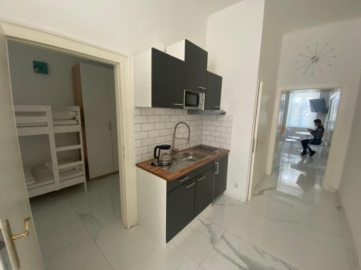 וינה Cool City Center Apt. @ Metro And Shopping Street מראה חיצוני תמונה